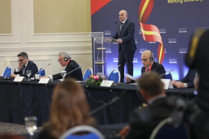 Kovaçevski hapi Forumin Ekonomik të Shkupit: Të mos kthehemi në të kaluarën, por të fokusohemi në të ardhmen për të përmirësuar ekonomitë tona