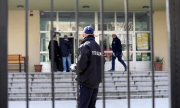 Alarme për bomba mëngjesin e sotëm në 18 shkolla në Shkup
