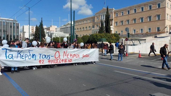 Мирен и масовен протест на учениците и студентите во Атина за железничката несреќа