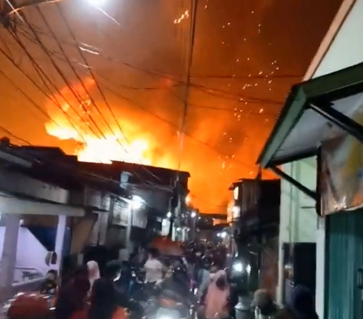 Во Индонезија 14 загинати во пожар во складиште за гориво