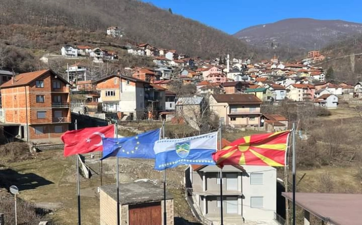 Пред општинската зграда во Ростуше покрај македонското  поставено и турското знаме