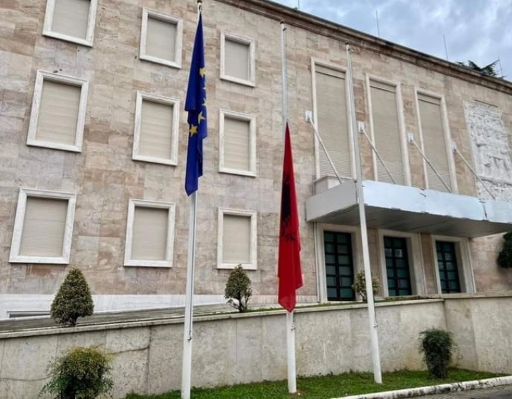 Во Албанија ден на национална жалост за жртвите од несреќата во Грција, меѓу нив има четворица Албанци