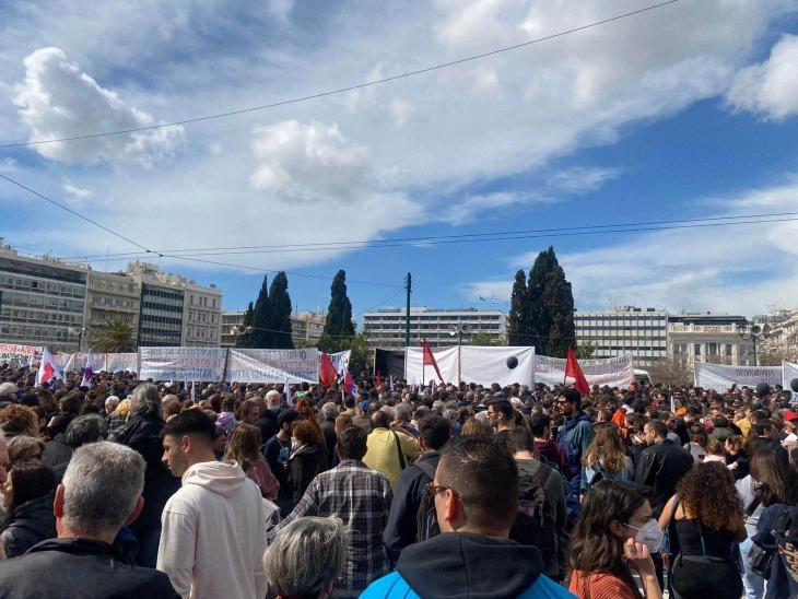Масовен протест пред грчкиот Парламент во Атина поради железничката несреќа