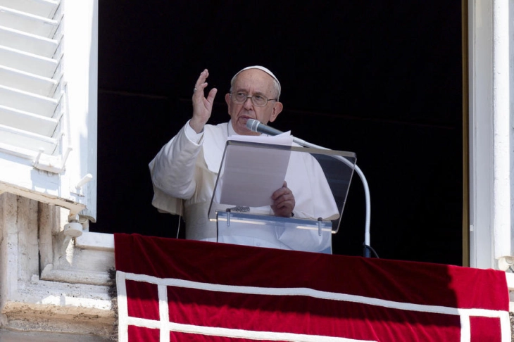 Папата Франциск ги повика властите да ги спречат шверцерите со мигранти во Средоземното Море