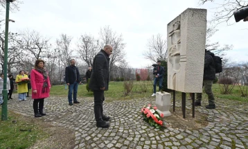 Ковачевски положи цвеќе  на споменикот Жена борец во Могилата на непобедените во Прилеп