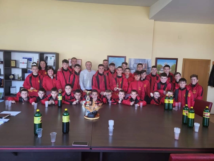 Градоначалникот Стојанов организираше прием за младите фудбалери на ГФК ,,Неготино