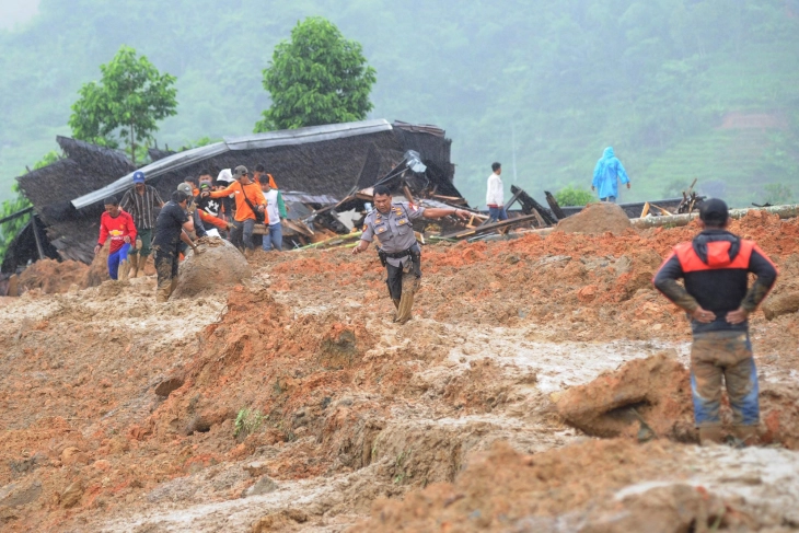 Së paku 11 të vdekur nga rrëshqitja e tokës në Indonezi, 50 persona konsiderohen të zhdukur