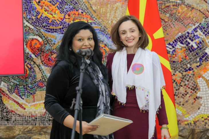 Сопругата на претседателот,  Ѓоргиевска, со поддршка на конференцијата „Придонесот на Ромките во македонското демократско општество“    