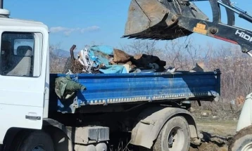 Чистење на дивите депонии во Општината Кавадарци