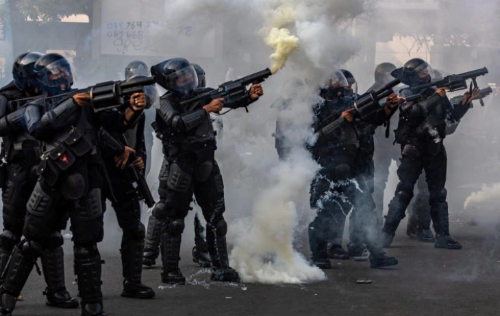 Грузиската полиција со солзавец ги растерува демонстрантите пред Парламентот кои се незадоволни од предлог-законот за медиуми