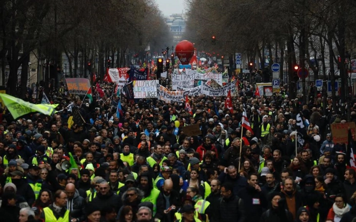 Во Франција на протестите против пензиските реформи се собраа 1,28 милиони луѓе