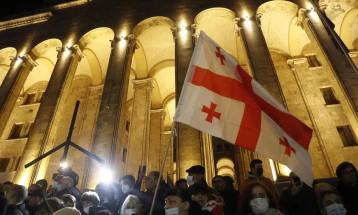 Demonstruesit në Tbilisi e festojnë vendimin për tërheqje të ligjit kontestues për agjentë të huaj