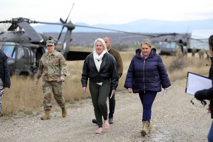 Петровска и Агелер на вежба со хеликоптери „Блек хок“ на Криволак: Сојузништвото значи грижа и поддршка едни со други