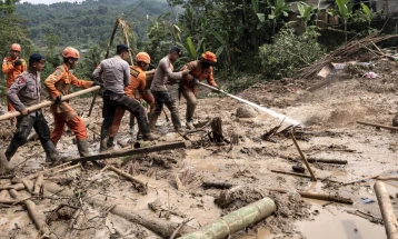 Dy të vdekur dhe katër të zhdukur nga rrëshqitjet e dheut në Indonezi