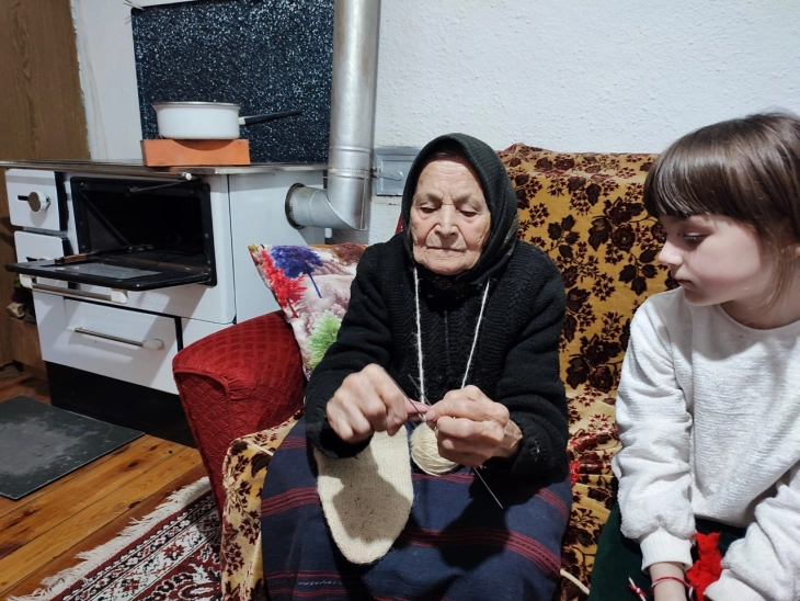 Баба Трајана на 93 години плете чорапи без наочари и произведува домашно козјо сирење