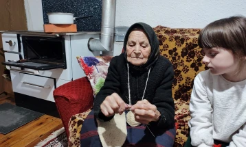 Баба Трајана на 93 години плете чорапи без наочари и произведува домашно козјо сирење