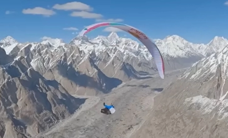 Планинари достигнаа 7.577 метри на Хималаите со падобран