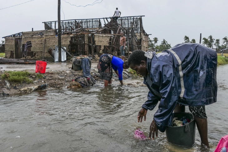 Mbi 400 viktima si pasojë e ciklonit 