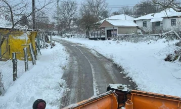 Зимската служба Кавадарци го чисти снегот кон Михајлово, Рожден, Бохула, Чемерско и Мајден