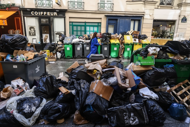 Në Paris më shumë se 10.000 ton mbeturina në rrugë