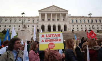Во Лисабон протест на неколку илјади  државни службеници и работници за зголемување на платите
