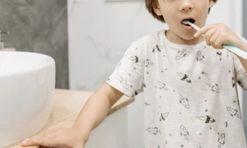 Четкањето заби кај децата е битно од најрана возраст