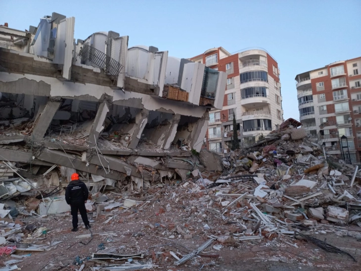 Во земјотресите во Турција загинаа над 50 илјади луѓе