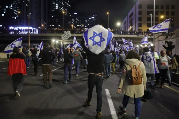 Владејачката коалиција во Израел навести забавување на спроведувањето на судските реформи