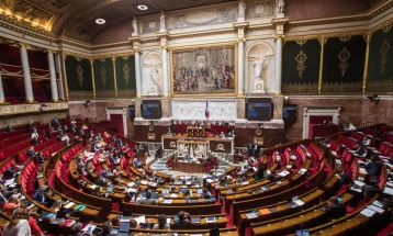 Француската влада го „преживеа“ гласањето недоверба во парламентот