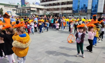Децата од Кавадарци ја најавија пролетта маскирани во разнобојни цветови