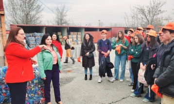 Ученици од СУГС „Орце Николов“ во посета на Центарот за селекција на отпадот на ЈП Комунална  хигиена-Скопје