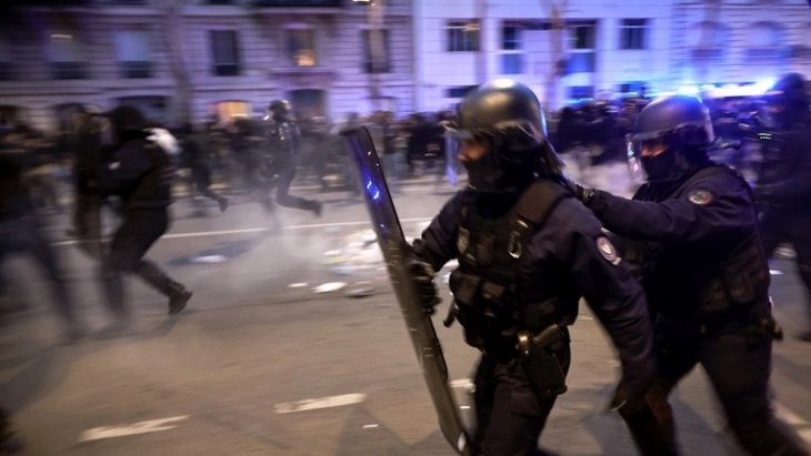 Тешко повредени тројца полицајци во судир со демонстранти во рафинерија кај Марсеј