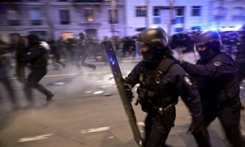Тешко повредени тројца полицајци во судир со демонстранти во рафинерија кај Марсеј