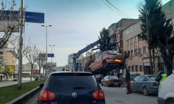 Во Тетово за 80 денови 1192 мерки за непрописно паркирани возила, 946 подигнати со пајак-возило