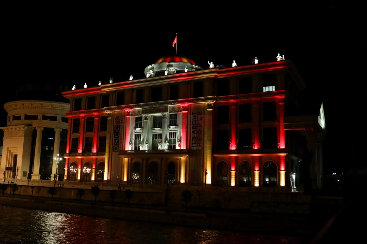 Зградата на МНР осветлена во боите на германското знаме по повод утрешната посета на Аналена Бербок