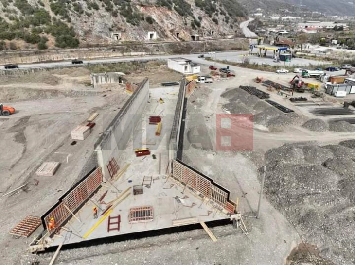 Me dinamikë të përshpejtuar po zhvillohen punët ndërtimore në rrugën Elbasan Qafë Thanë