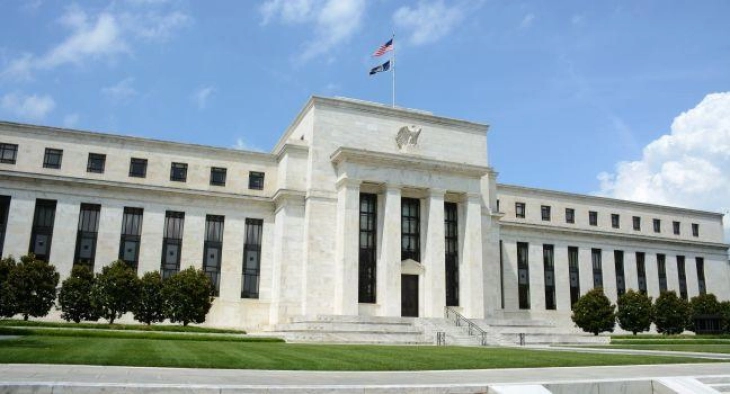 Цантралната банка на САД ги покачи каматните стапки и покрај глобалните банкарски потреси 