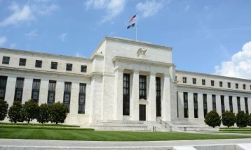 Цантралната банка на САД ги покачи каматните стапки и покрај глобалните банкарски потреси 