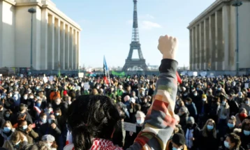 Речиси 300 познати француски личности ги поддржаа демонстрациите против пензиската реформа