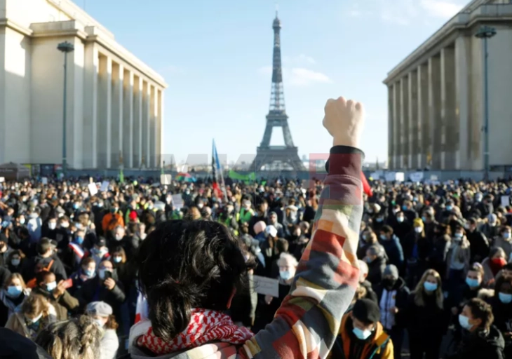 Pothuajse 300 personalitete të famshme  franceze mbështetën demonstratat kundër reformave pensionale