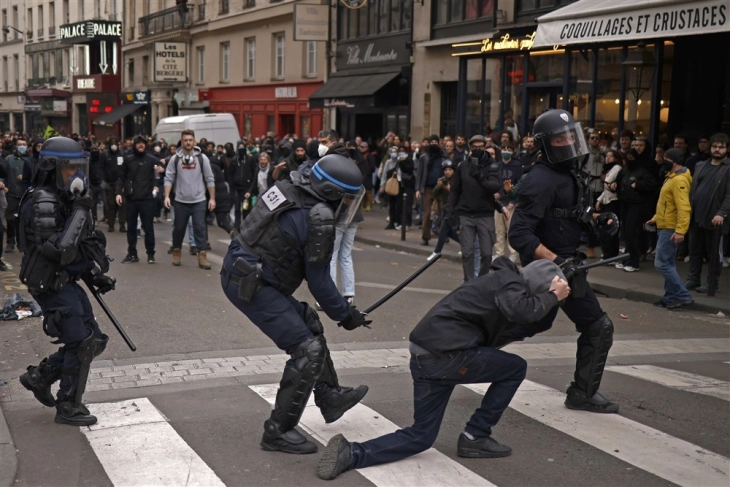 Француската полиција употреби солзавец и уапси повеќе лица за време на протестите против пензиските реформи