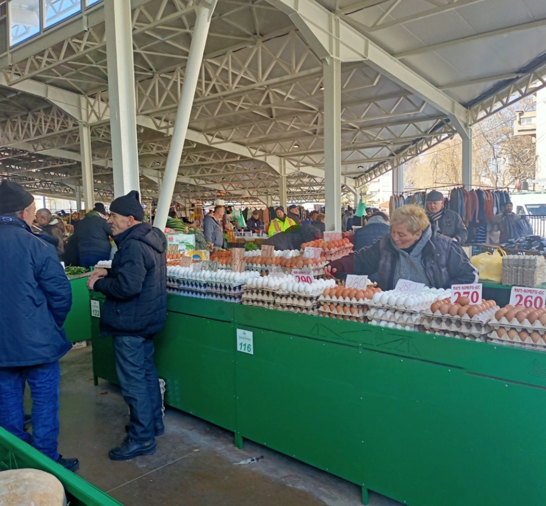 Продавачите на Градскиот пазар во Велес бараат подобри услови, од Општината децидни активностите се завршени