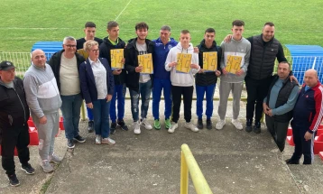 Здружението „Никола Мантов“ од Кочани обезбеди стипендии за седум млади фудбалери на ГФК „Осогово“