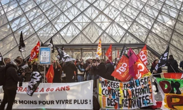 Париз: Демонстрантите против пензиската реформа го блокираа влезот во музејот Лувр