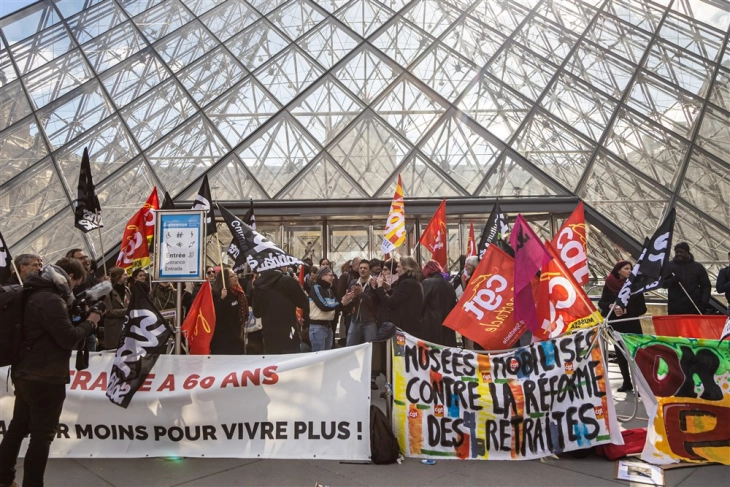 Paris: Protestuesit kundër reformave pensionale e kanë bllokuar hyrjen në muzeun e Luvrit