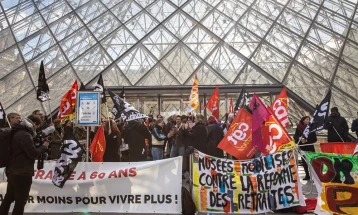 Paris: Protestuesit kundër reformave pensionale e kanë bllokuar hyrjen në muzeun e Luvrit