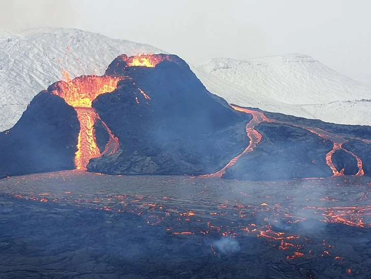 Исланѓанец сними ерупција на вулка со дрон одгоре