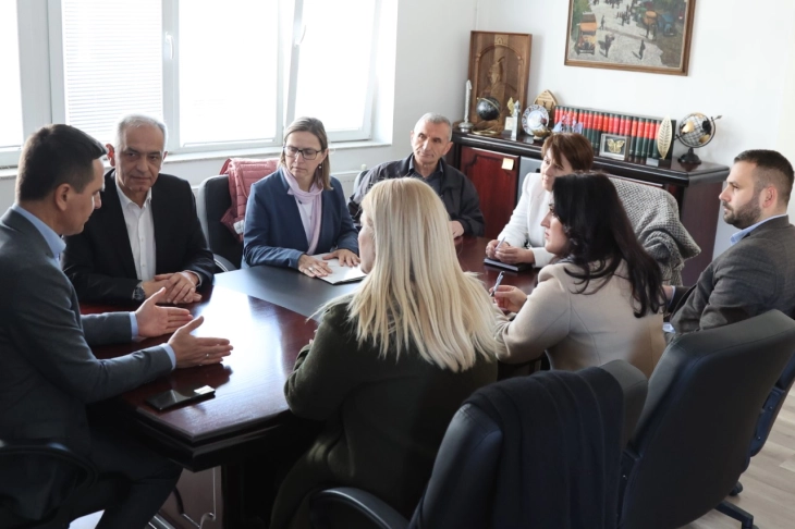 Me kërkesë të Komunës së Tetovës u mbajt mbledhje për zgjidhjen e problemit me qentë endacak