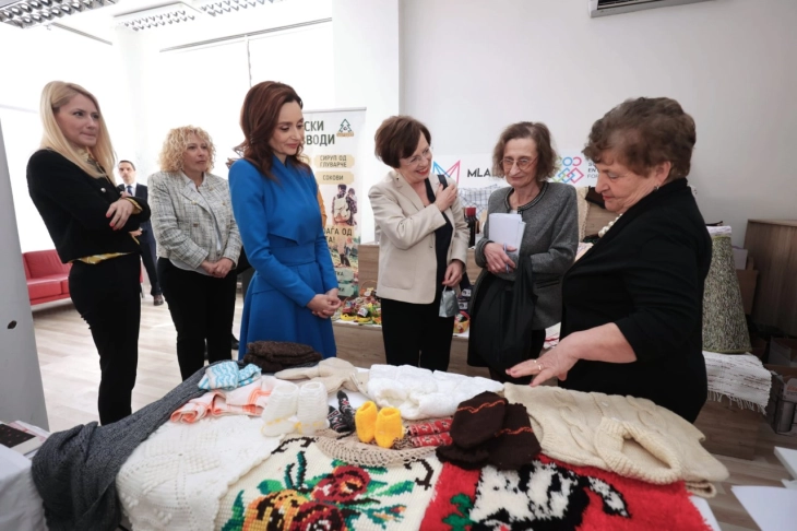 Ѓоргиевска и Шмидауер проследија изложби и ги посетија Старата скопска чаршија и Чифте амам