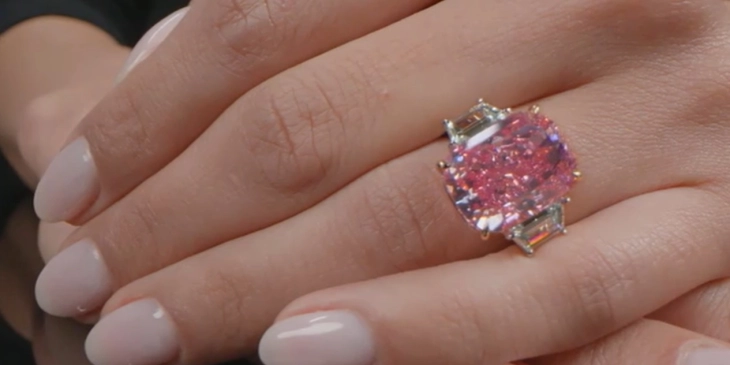 Редок розов дијамант на аукција, проценет на 35 милиони долари